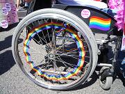 Rollstuhlrad mit Regenbogendeko