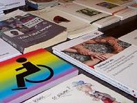 Auslagen auf einem Infotisch